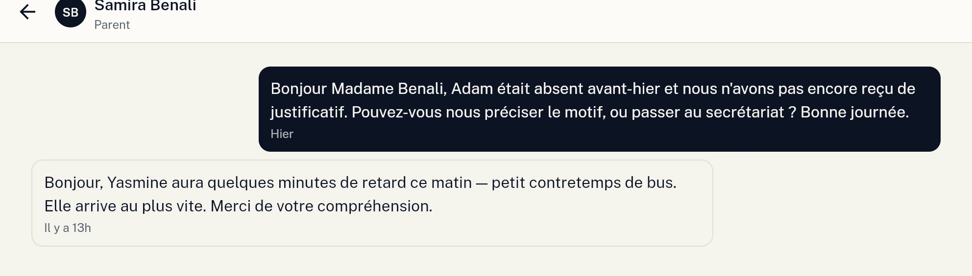 Messagerie interne de Noqta : une conversation entre l'école et un parent au sujet d'un retard.